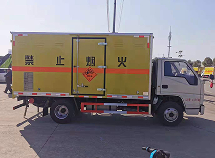 梁园爆破器材运输车技术升级与安全合规新趋势